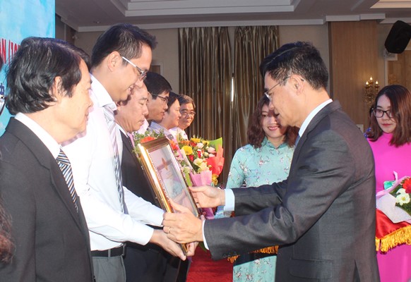 Phó chủ tịch UBND tỉnh Trần Văn Vĩnh trao bằng khen cho các tập thể và cá nhân 