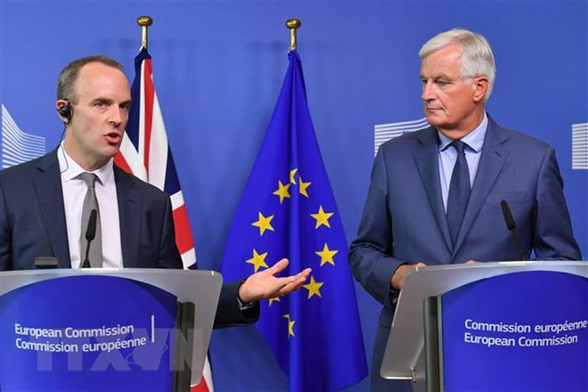 Trưởng đoàn đàm phán Brexit của EU Michel Barnier (phải) và Bộ trưởng phụ trách Brexit của Anh Dominic Raab trong cuộc họp báo chung sau vòng đàm phán Brexit tại Brussels, Bỉ ngày 31-8. (Ảnh: AFP/ TTXVN)