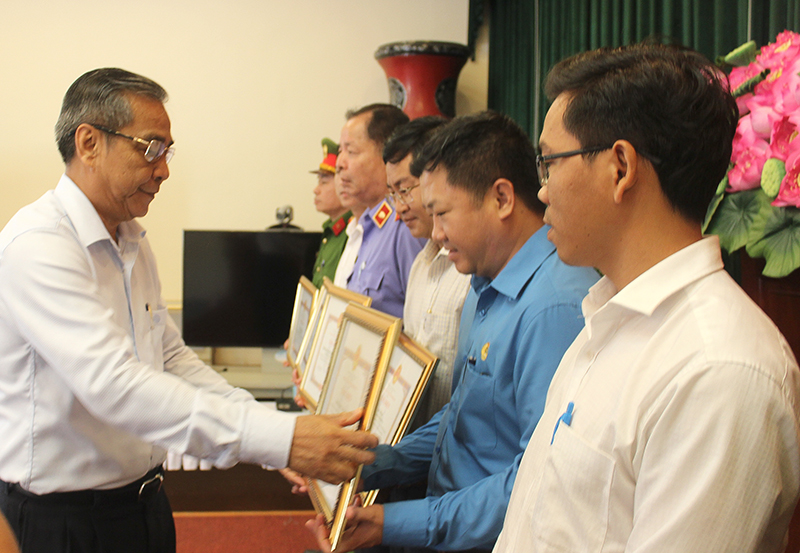 Đồng chí Trần Văn Tư trao thưởng cho các cá nhân đạt thành tích.