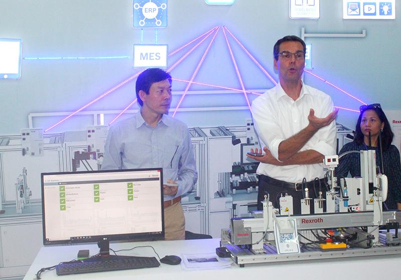 Các chuyên gia của Công ty Bosch Rexroth (TP.Hồ Chí Minh) giới thiệu về phòng học thực hành ứng dụng công nghệ 4.0 tại Trường cao đẳng công nghệ quốc tế Lilama 2 (tại huyện Long Thành).