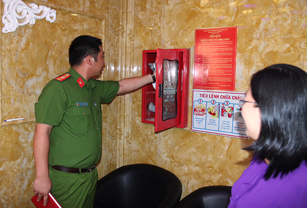 Cán bộ Công an tỉnh kiểm tra điều kiện an toàn cháy nổ tại một cơ sở kinh doanh karaoke ở TP.Biên Hòa. ảnh: V.Truyên