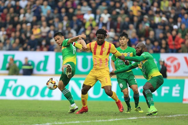 Cần Thơ (xanh lá) sẽ tiếp đối thủ trực tiếp Nam Định ở lượt cuối V.League 2018.