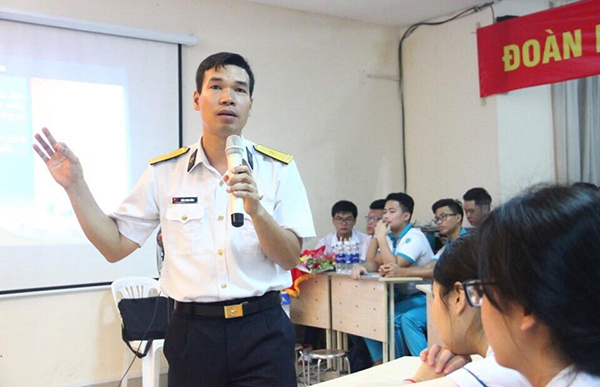 Thiếu tá Trần Trung Dũng, cán bộ tuyên huấn Vùng 2 Hải quân tuyên truyền về biển đảo cho học sinh Đồng Nai.