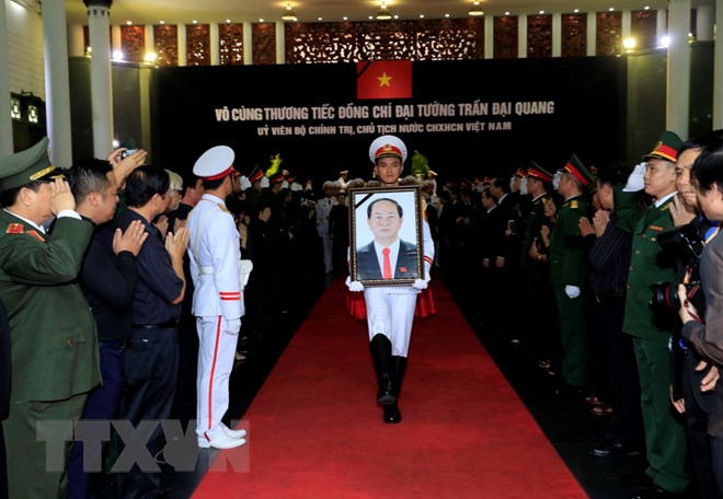 Đội tiêu binh thực hiện nghi lễ chuyển di ảnh và linh cữu Chủ tịch nước Trần Đại Quang ra xe tang. (Ảnh: Nhan Sáng/TTXVN)