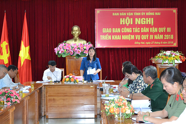 Phó ban thường trực Ban Dân vận Tỉnh ủy Phạm Thị Kim Chung trao đổi một số vấn đề tại hội nghị.
