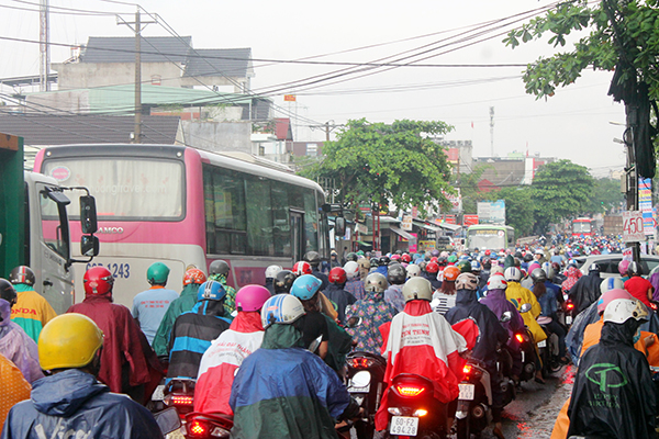 Đường Bùi Văn Hòa (TP.Biên Hòa) luôn trong tình trạng kẹt xe.