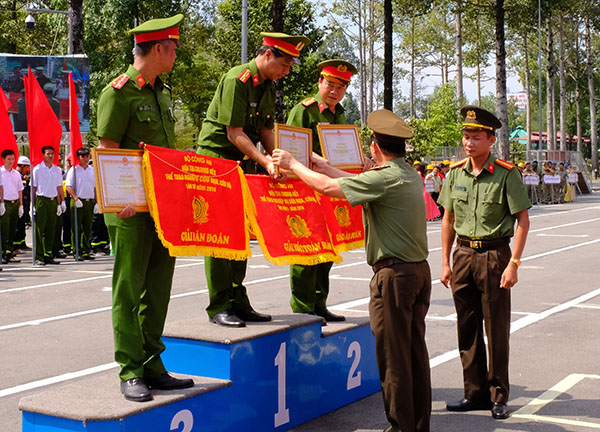 Ủy viên ban thường vụ Tỉnh ủy, Giám đốc công an tỉnh Đại tá Huỳnh Tiến Mạnh trao bằng khen và cờ cho 3 đội đoạt giải nhất, nhì, ba toàn đoàn