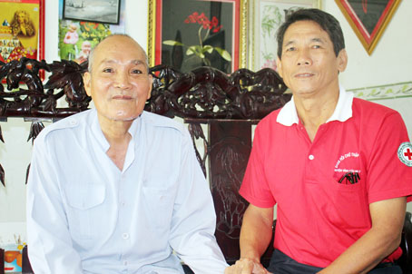Ông Huỳnh Công Kháng (trái) và Chủ tịch Hội Chữ thập đỏ xã Mã Đà Nguyễn Hải Thần.