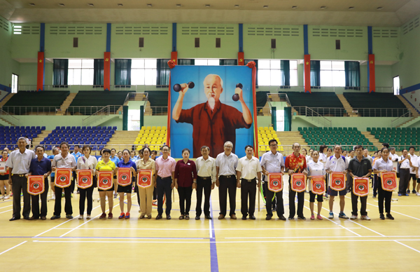 Ban tổ chức trao cờ lưu niệm cho các đơn vị tham dự hội thao