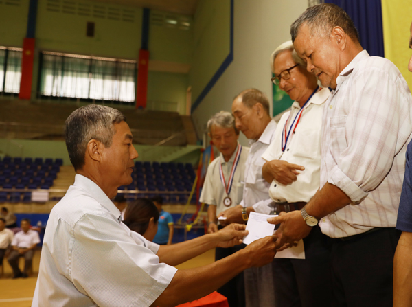 Ban tổ chức trao giải cho các VĐV người cao tuổi đoạt thứ hạng tại hội thao