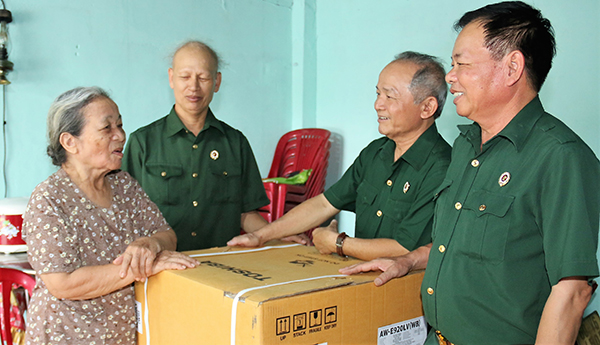 Chi hội Hỗ trợ gia đình liệt sĩ huyện Thống Nhất tặng máy giặt cho bà Lê Thị Hoa (86 tuổi, ngụ xã Bàu Hàm 2, huyện Thống Nhất), vợ liệt sĩ Trần Đình Thi (hy sinh năm 1967).