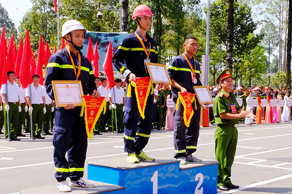 Thượng sĩ Nguyễn Văn Minh (đứng bục số 2) nhận giải nhì nội dung chạy 100m vượt chướng ngại vật cứu nạn, cứu hộ.
