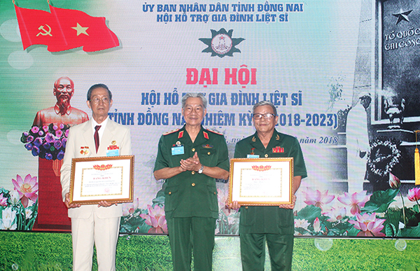 Trung tướng Lê Văn Hân, Chủ tịch Hội hỗ trợ gia đình liệt sĩ Việt Nam trao bằng khen cho các tập thể và cá nhân