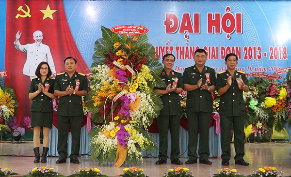 Lãnh đạo Bộ Tư lệnh Quân khu VII tặng hoa chúc mừng đại hội