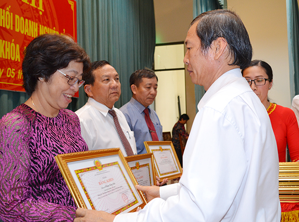 Phó bí thư Đảng ủy Khối doanh nghiệp tỉnh Nguyễn Công Chính trao bằng khen của Tỉnh ủy cho các đảng viên hoàn thành xuất sắc nhiệm vụ 5 năm liền.
