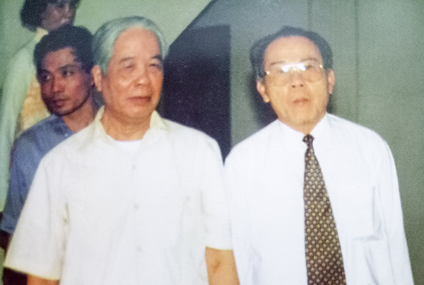Nguyên Tổng Bí thư Đỗ Mười trong một lần về thăm và làm việc tại Đồng Nai (năm 1990)  và nguyên Chủ tịch UBND tỉnh Huỳnh Văn Bình.