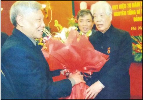Nguyên Tổng Bí thư Lê Khả Phiêu (trái) chúc mừng nguyên Tổng Bí thư Đỗ Mười nhân dịp Đồng chí nhận huy hiệu 70 năm tuổi Đảng. Ảnh: T.L
