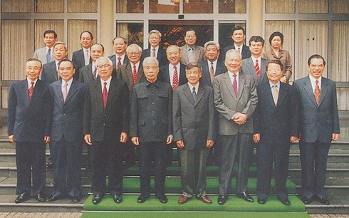 Bộ Chính trị và các đồng chí Cố vấn Ban Chấp hành Trung ương Đảng Cộng sản Việt Nam khóa VIII (1996-2001) (Nguồn: Đỗ Mười - Những bài nói và viết chọn lọc (tập 1)