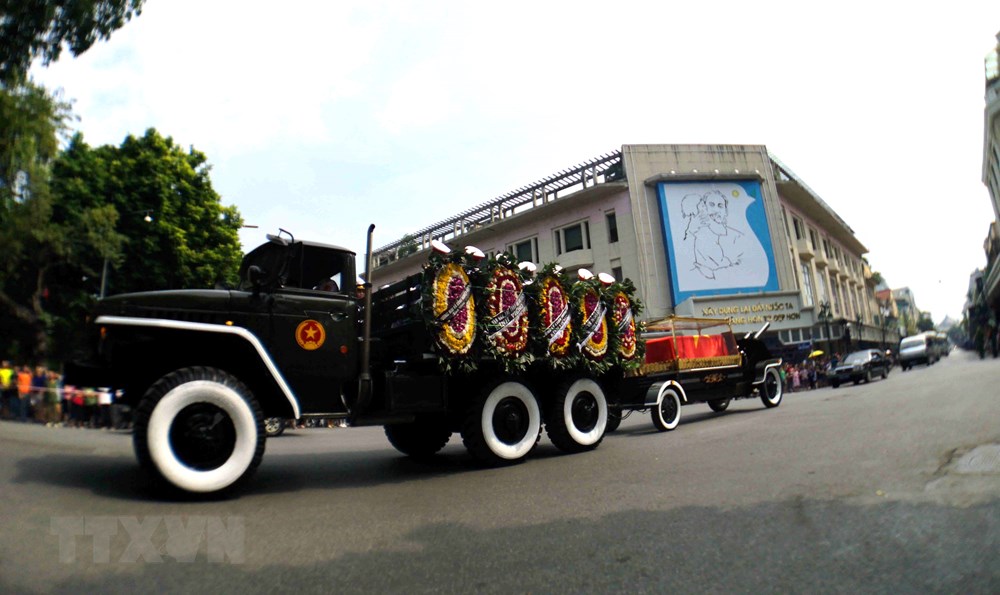 Đoàn xe tang đưa linh cữu nguyên Tổng Bí thư Đỗ Mười di chuyển sang phố Hàng Khay (Hà Nội). (Nguồn: TTXVN)