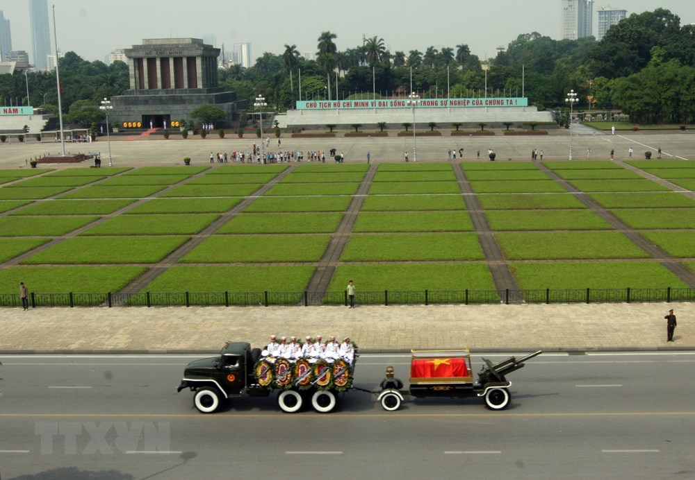 Đoàn xe đưa lĩnh cữu nguyên Tổng Bí thư Đỗ Mười qua quảng trường Ba Đình, Hà Nội. (Nguồn: TTXVN)