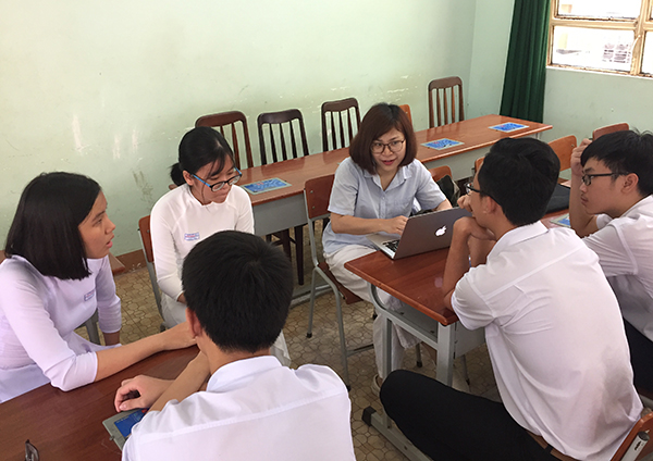 Đoàn tiến hành khảo sát với học sinh tham gia chương trình tiếng Anh 10 năm tại Trường THPT Long Khánh.