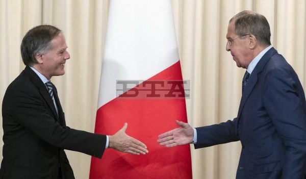 Ngoại trưởng Sergey Lavrov (phải) và người đồng cấp Italy Enzo Moavero Milanesi tại Moskva ngày 8/10. (Nguồn: AP)