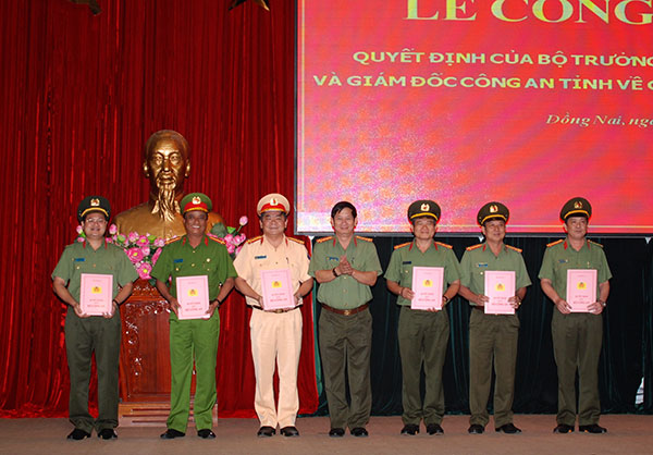 Đại tá Huỳnh Tiến Mạnh, Ủy viên Ban TVTU, Giám đốc Công an tỉnh trao quyết định điều động lãnh đạo phòng các đơn vị sáp nhập, hợp nhất, giải thể  