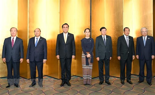 Thủ tướng Nguyễn Xuân Phúc (thứ hai từ trái sang) và các trưởng đoàn chụp ảnh chung với lãnh đạo Liên đoàn Kinh tế Nhật Bản (Keidanren). (Ảnh: Thống Nhất/TTXVN)