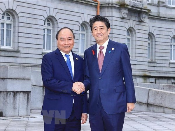 Prime Minister Nguyen Xuan Phuc (left) and his Japanese counterpart Shinzo Abe. 