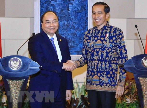 Thủ tướng Nguyễn Xuân Phúc và Tổng thống nước Cộng hòa Indonesia Joko Widodo gặp gỡ báo chí sau hội đàm. (Ảnh: Thống Nhất/TTXVN)
