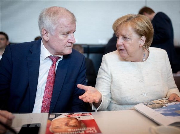 Thủ tướng Đức Angela Merkel (phải) và Chủ tịch CSU kiêm Bộ trưởng Nội vụ Đức Horst Seehofer. (Ảnh: AFP/TTXVN)