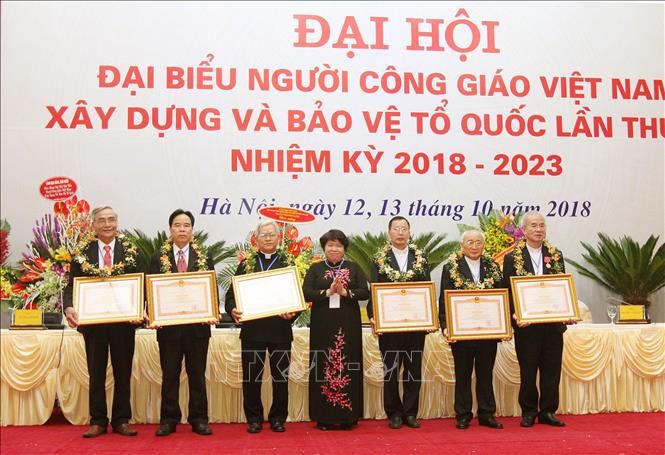 Trao tặng Bằng khen của Thủ tướng Chính phủ cho các Linh mục có thành tích. Ảnh: Nguyễn Dân -TTXVN