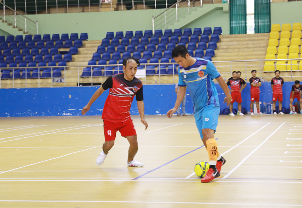 Trận chung kết chung cuộc môn bóng đá mini nam giữa Cục Hải quan Đồng Nai (áo cam) và Cục thuế Đồng Nai 