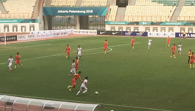 U19 Việt Nam (áo trắng) vượt qua U19 Trung Quốc. (Nguồn: VFF)