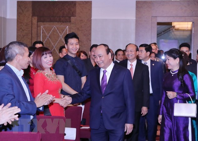 Prime Minister Nguyen Xuan Phuc (centre) and his spouse (next to Phuc on the right) are welcomed by the Vietnam Embassy’s staff and Vietnamese expatriates in Autria.