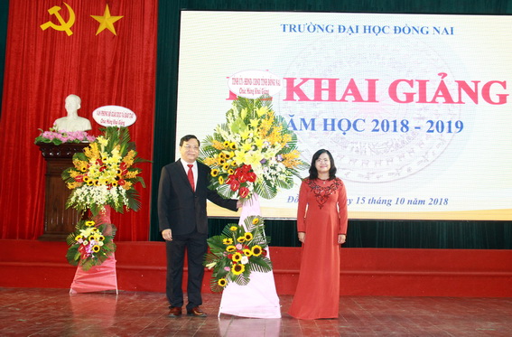 Phó chủ tịch UBND tỉnh Nguyễn Hòa Hiệp tặng lẵng hoa chúc mừng Trường đại học Đồng Nai nhân Ngày khai giảng năm học mới