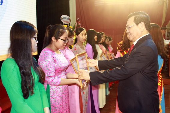 Hiệu trưởng Trường đại học Đồng Nai Trần Minh Hùng khen thưởng sinh viên có thành tích học tập xuất sắc