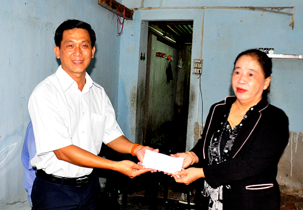 Đại diện Khối thi đua 13 trao số tiền 50 triệu đồng cho chính quyền địa phương để thi công  xây dựng nhà tình thương cho gia đình ông Mai Văn Xuân.