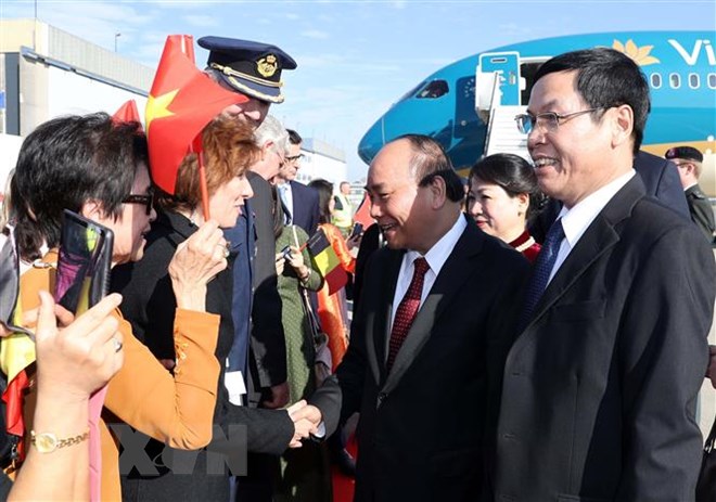 Cán bộ, nhân viên Đại sứ quán và đại diện cộng đồng người Việt Nam tại Bỉ đón Thủ tướng Nguyễn Xuân Phúc và Đoàn cấp cao Việt Nam tại sân bay quân sự Melsbroek, thủ đô Brussels. (Ảnh: Thống Nhất/TTXVN)