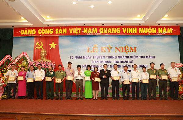 UBKT Trung ương trao tặng Kỷ niệm chương Vì sự nghiệp kiểm tra của Đảng cho 17 cá nhân