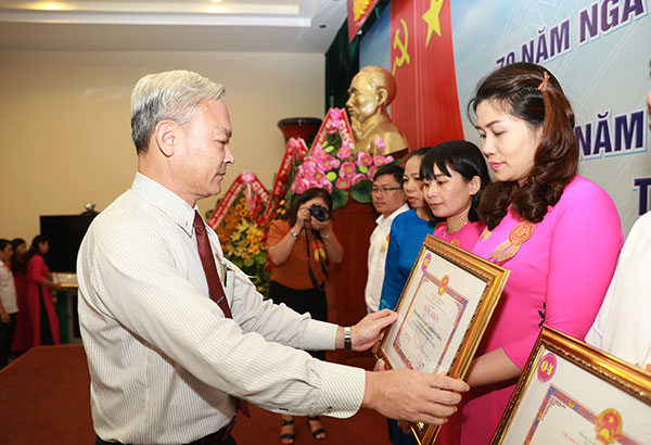 Bí thư Tỉnh ủy Nguyễn Phú cường trao Bằng khen của UBND tỉnh cho các tập thể xuất sắc