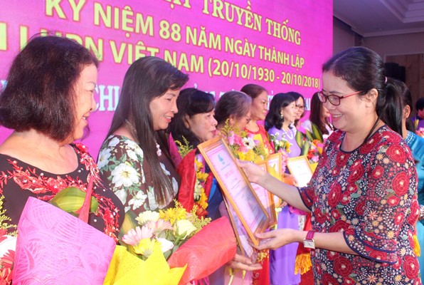 Bà Lê Thị Ngọc Loan, Chủ tịch Hội Liên hiệp phụ nữ tỉnh trao giấy chứng nhận cho các Chi hội trưởng tiêu biểu được tuyên dương 