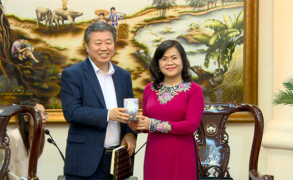 Phó chủ tịch UBND tỉnh Nguyễn Hòa Hiệp tặng quà cho Chủ tịch Hội Nhà báo Hàn Quốc
