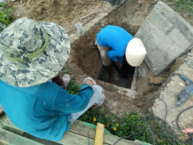 Công nhân đang sửa lại đường ống dẫn nước thải bị vỡ tại đường số 4, KCN Tam Phước.