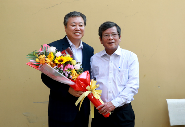 Chủ tịch Hội nhà báo tỉnh, Tổng biên tập Báo Đồng Nai Nguyễn Tôn Hoàn tặng hoa cho Chủ tịch Hội Nhà báo Hàn Quốc