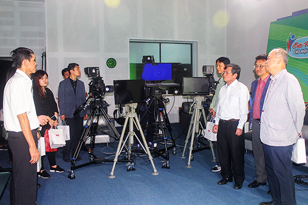 Đoàn công tác của Hội Nhà báo Hàn Quốc thăm các phòng làm việc, hệ thống máy móc tại Đài PT-TH Đồng Nai