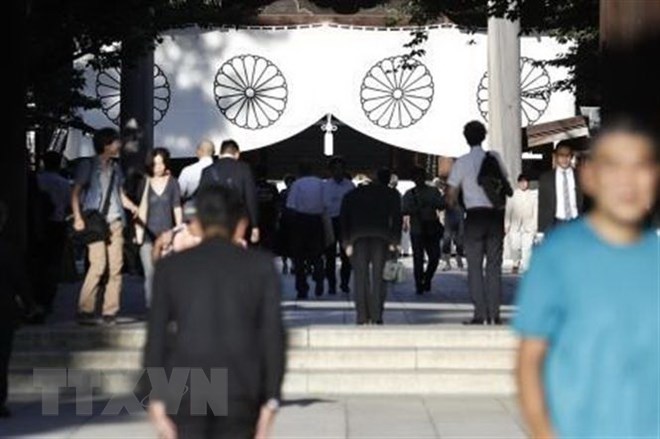 Người dân viếng đền Yasukuni tại Tokyo ngày 15-8 nhân kỷ niệm 73 năm ngày kết thúc Chiến tranh Thế giới thứ Hai. (Nguồn: Kyodo/TTXVN)