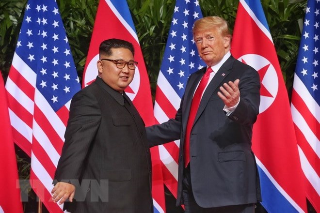 Tổng thống Mỹ Donald Trump (phải) và nhà lãnh đạo Triều Tiên Kim Jong-un tại cuộc hội đàm ở Singapore ngày 12-6. (Nguồn: THX/TTXVN)