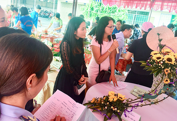 Đoàn viên Công đoàn cơ sở báo Đồng Nai đang thuyết trình với ban giám khảo hội thi về lẵng hoa của đơn vị mình với tên “Dáng mẹ Việt Nam”. Tác phẩm này xuất sắc đoạt giải nhất hội thi