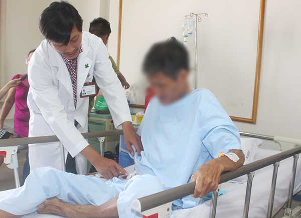 Bác sĩ Bùi Khắc Thái thăm khám cho bệnh nhân P. Dự kiến khoảng 4, 5 ngày sau, bệnh nhân sẽ được xuất viện.
